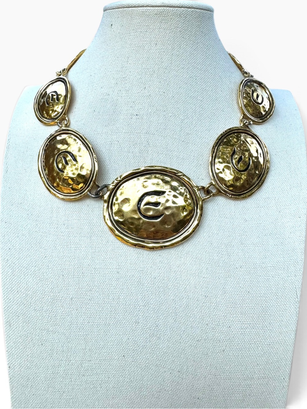 ELIZABETH TAYLOR Vintage Bold “Gold Coast” Collection Hammered Disc Necklace - Picture 7 of 9